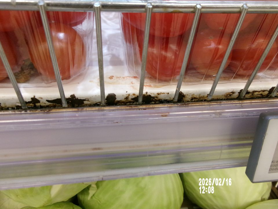  Skorodované koše slúžiace na uskladnenie tovaru (produkty rybolovu, polotovary) 2) Skorodované regály s uloženou zeleninou, ovocím a zemiakmi 