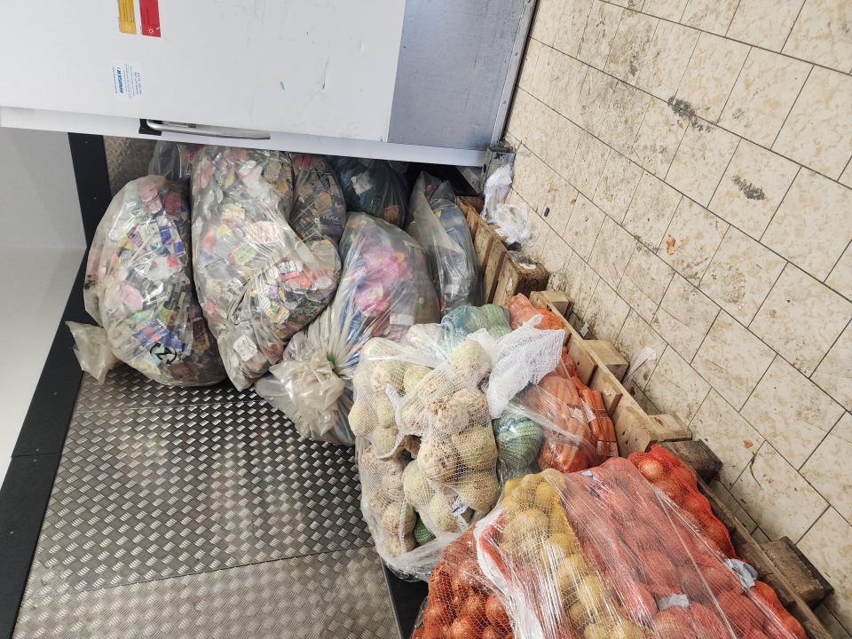 Znečistená podlaha na príjme, skladovanie vratných obalov spoločne s potravinami pri chladiacom boxe.