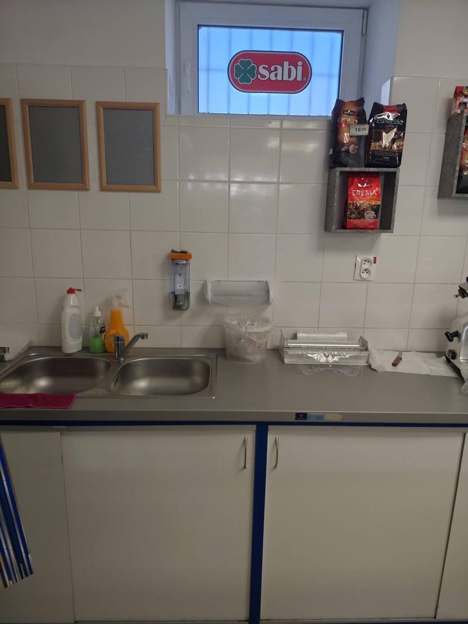 Chýbajúce papierové jednorázové utierky.