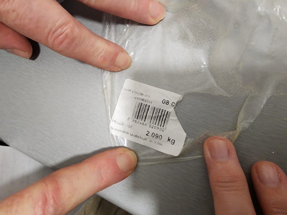 Syr Volovec, z ktorého boli v predajni rozvažované, balené a označované výrobky bez čitateľného údaja o DS (viditeľná len číslica dňa, mesiac a rok odstránené).