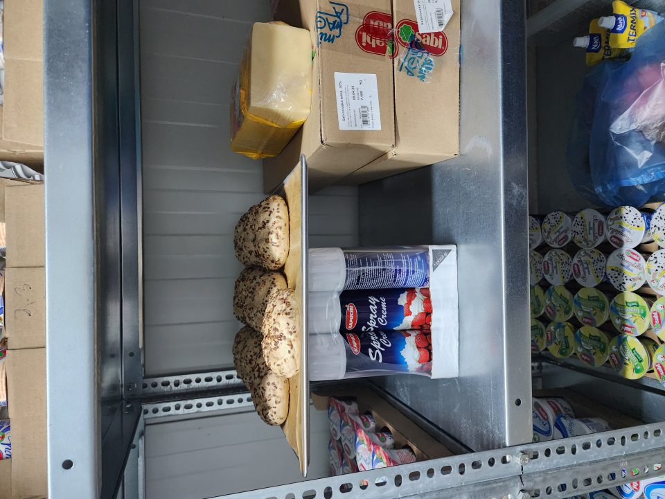 Pekárenské výrobky určené na dopekanie sa rozmrazovali mimo na to určeného priestoru, v chladiacom zariadení mliečnych výrobkov, položené na šľahačke v spreji.