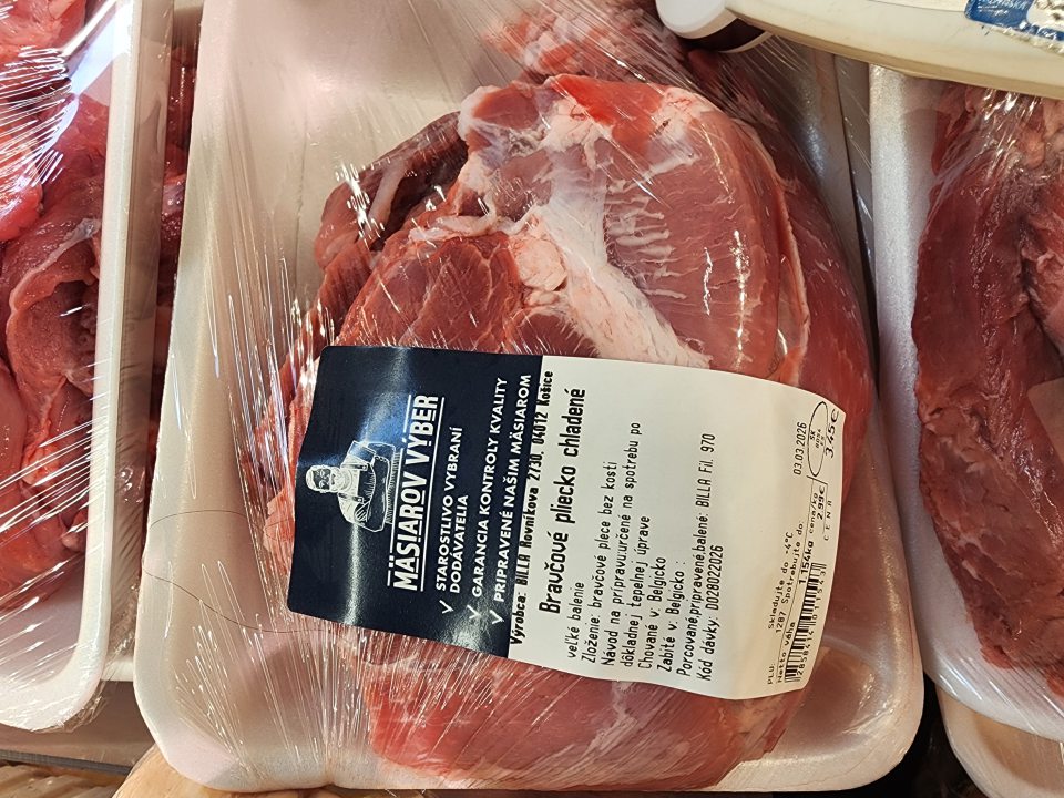 Mäso rozrábané v prevádzke Billa, Ždiarska 2730 - výskyt ľudského vlasu pod obalom.