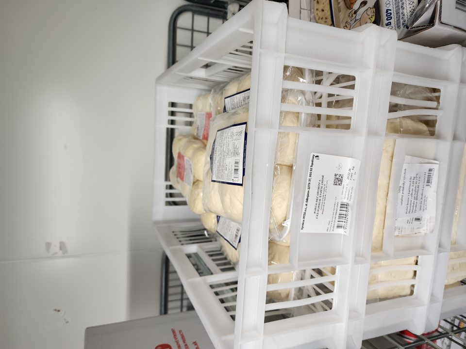 Skladovanie parených knedlí v plastových prepravkách od hydiny (na prepravkách etikety z chladených kurčiat a hydinových vnútorností).