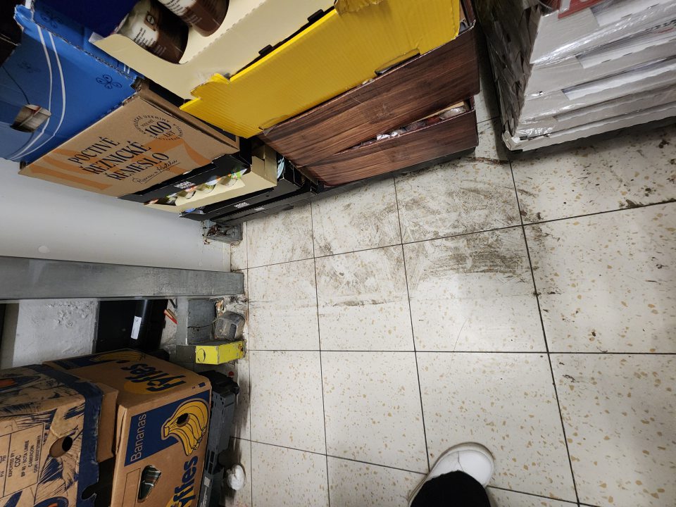 Znečistená podlaha v chladiacom zariadení.