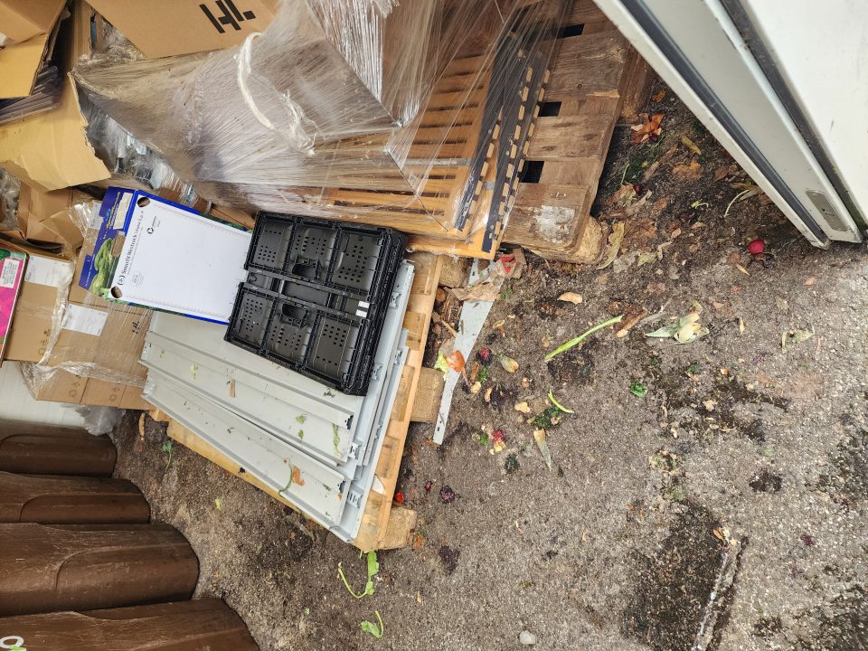 V priestore určenom na skladovanie bioodpadu podlaha silno znečistená, nahádzaný rôzny technický materiál.