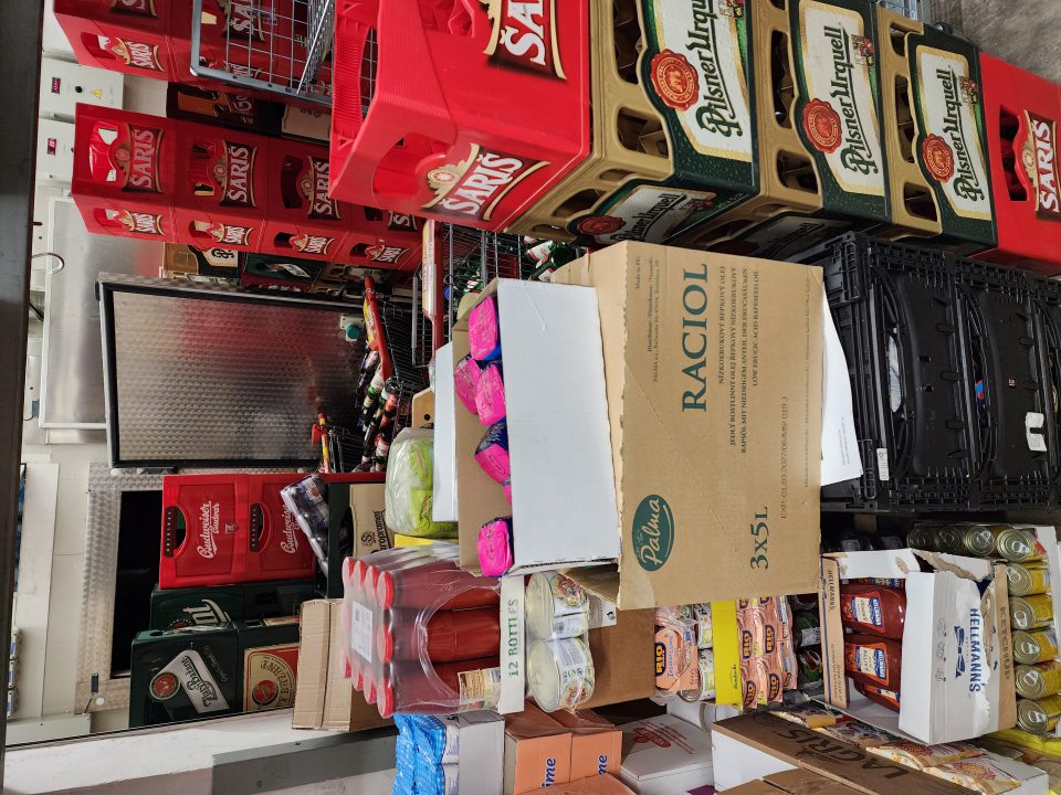 Kríženie činností - potraviny skladované v blízkosti vratných sklenených obalov, v priestore určenom na manipuláciu s vratnými obalmi.