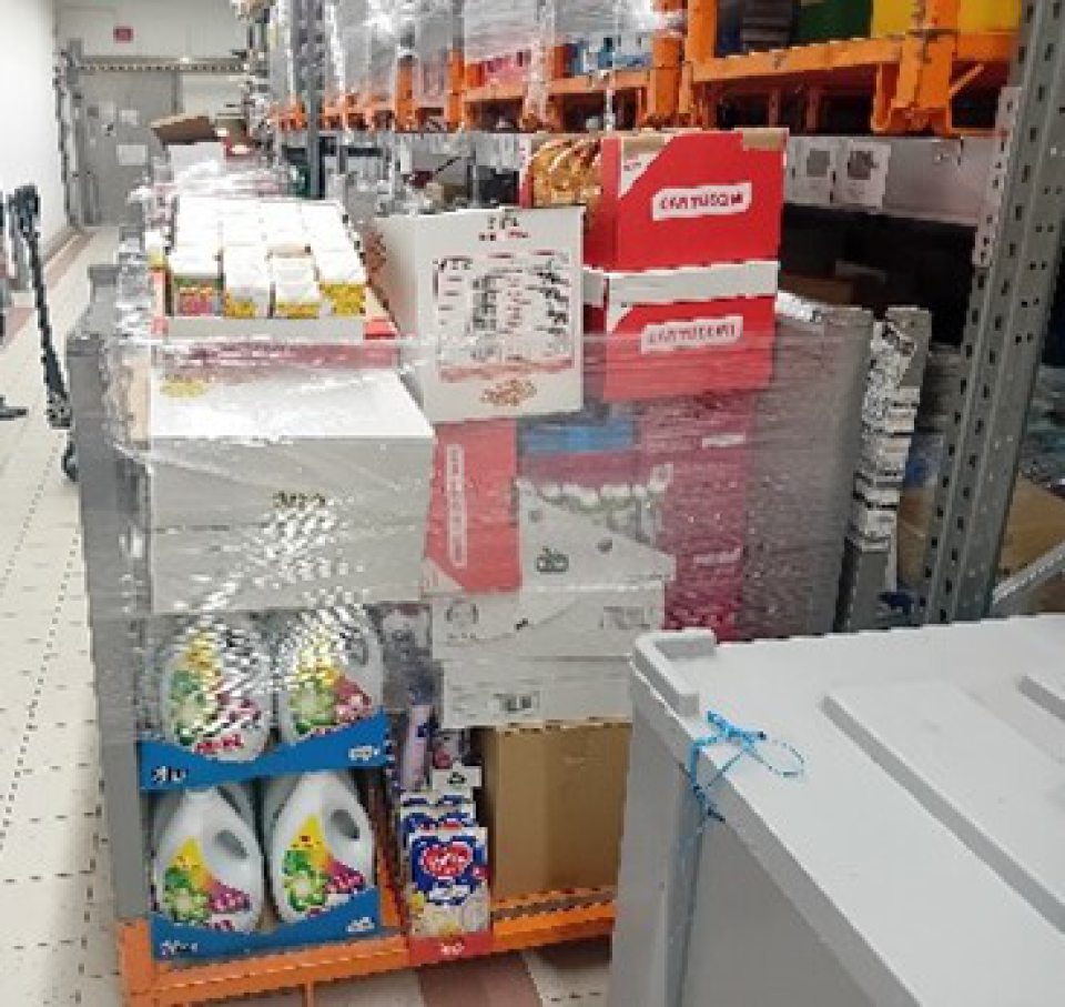 V sklade na paletách nepotravinový tovar v kontakte s potravinovým tovarom.