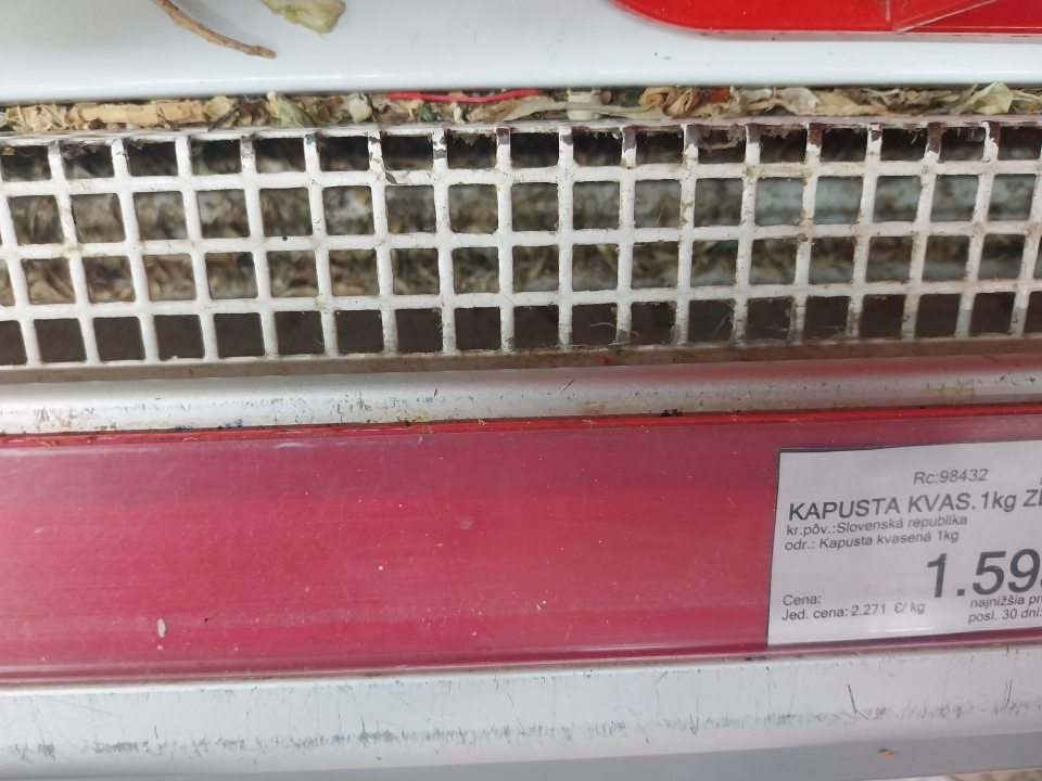 Znečistená chladnička zvyškami.