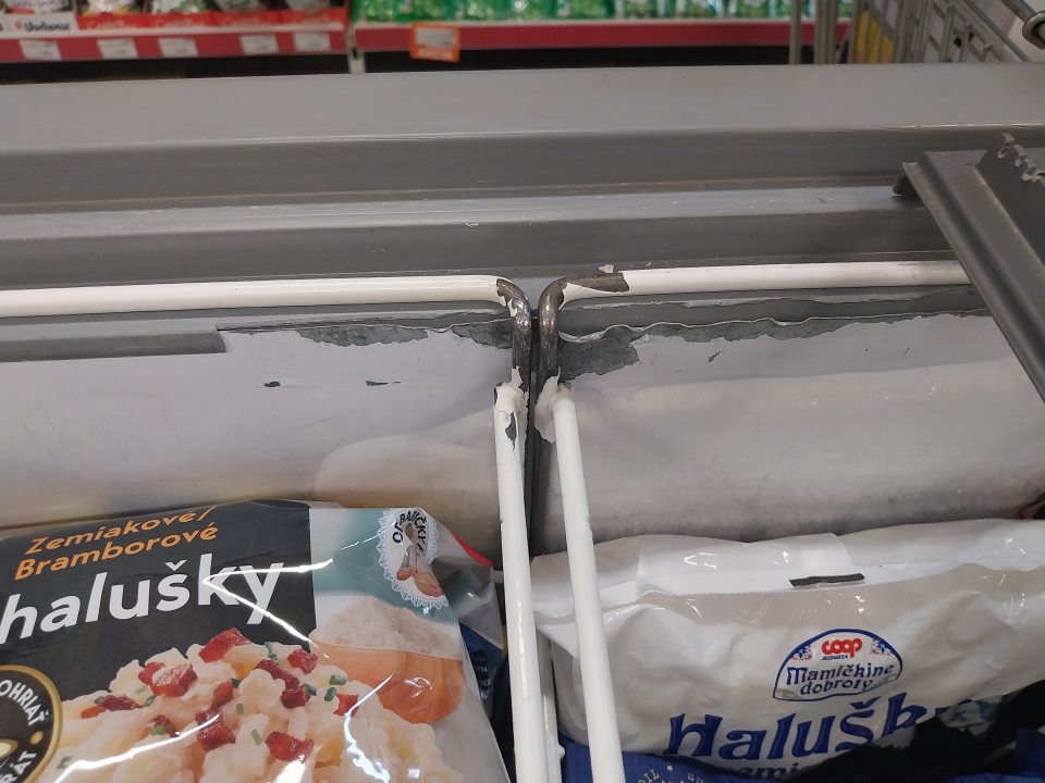 Poškodené chladničky.
