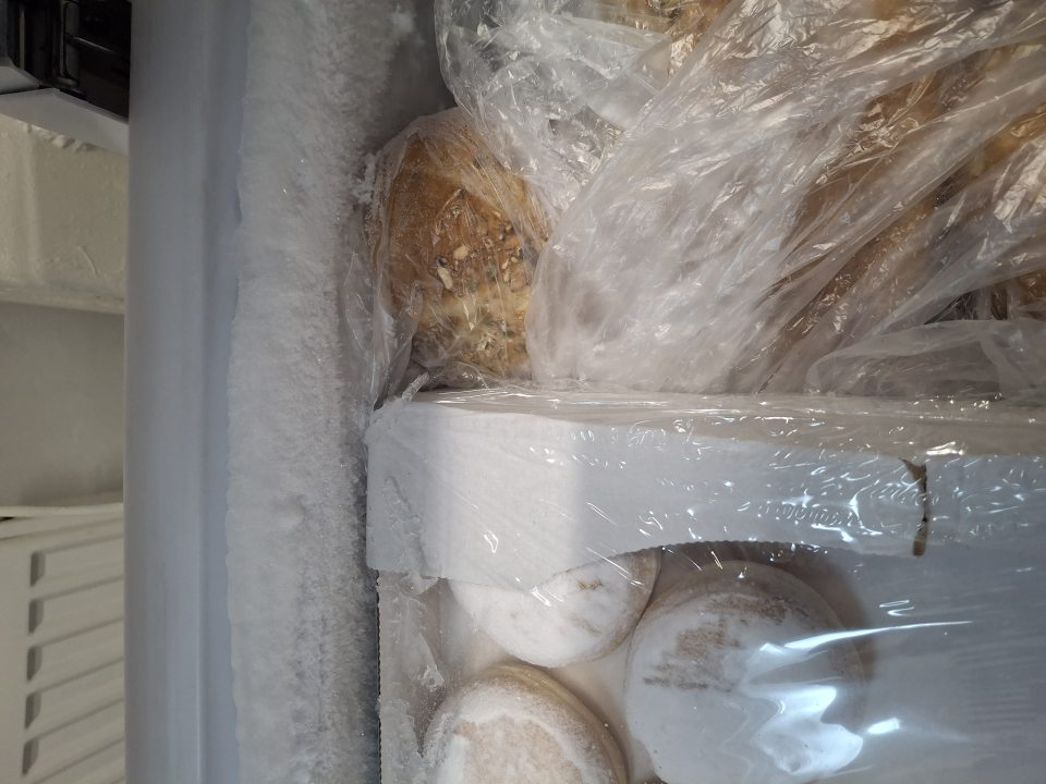 Námraza v mrazničke na suroviny na dopek