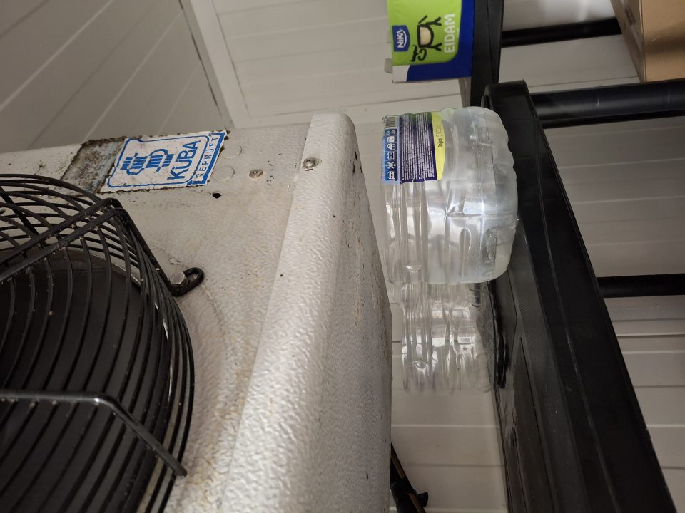 Z klimatizačnej jednotky v chladiacom boxe vyteká voda