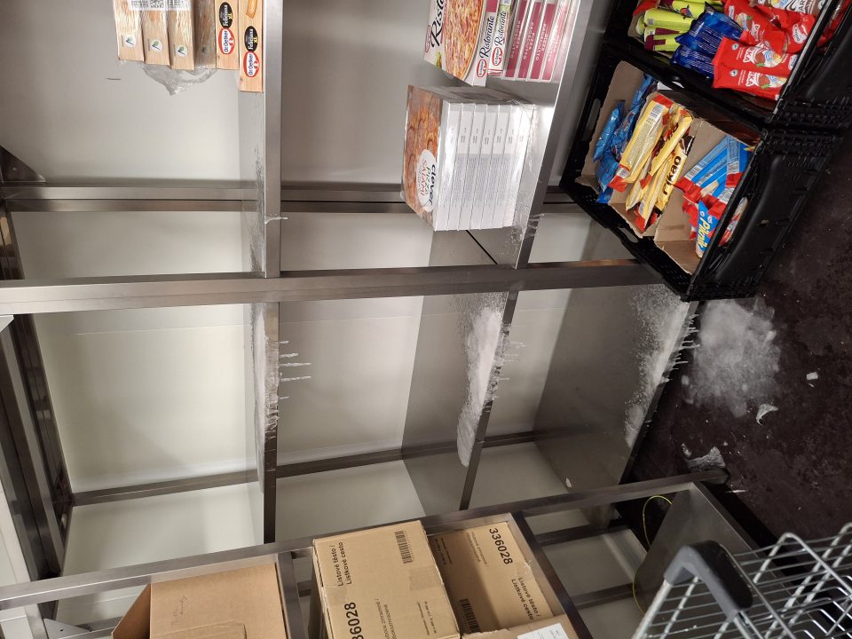 Námraza v mraziacom boxe v zázemí