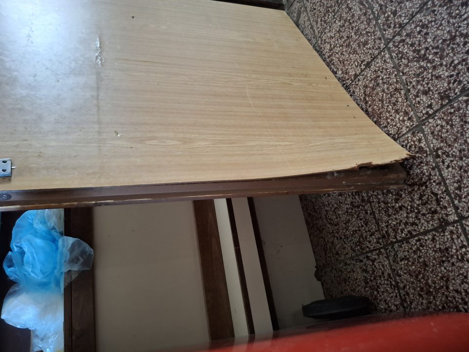 Poškodené dvere v suchom sklade