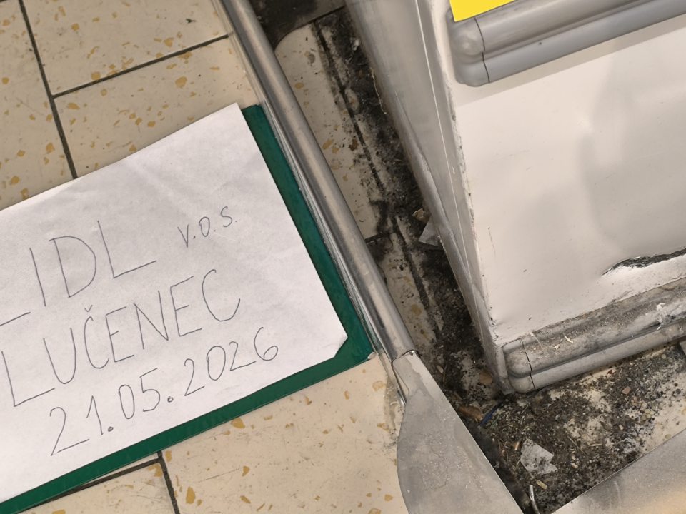podlaha na predajnej ploche znečistená hrubým nánosom nečistôt, prachom