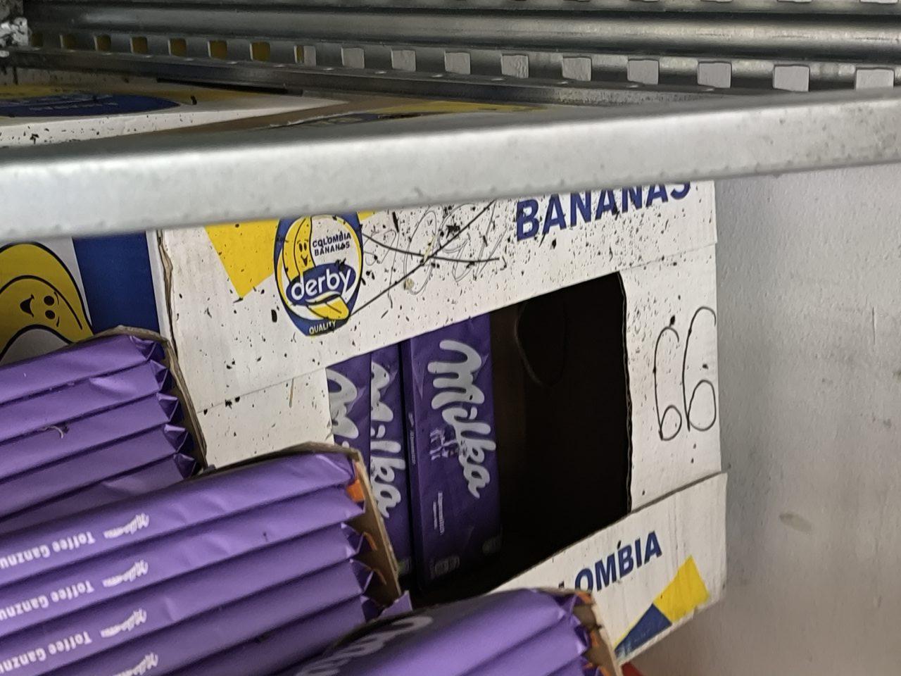 podlaha v sklade pri paletách s čokoládami aj na povrchu výrobkov znečistená zemou