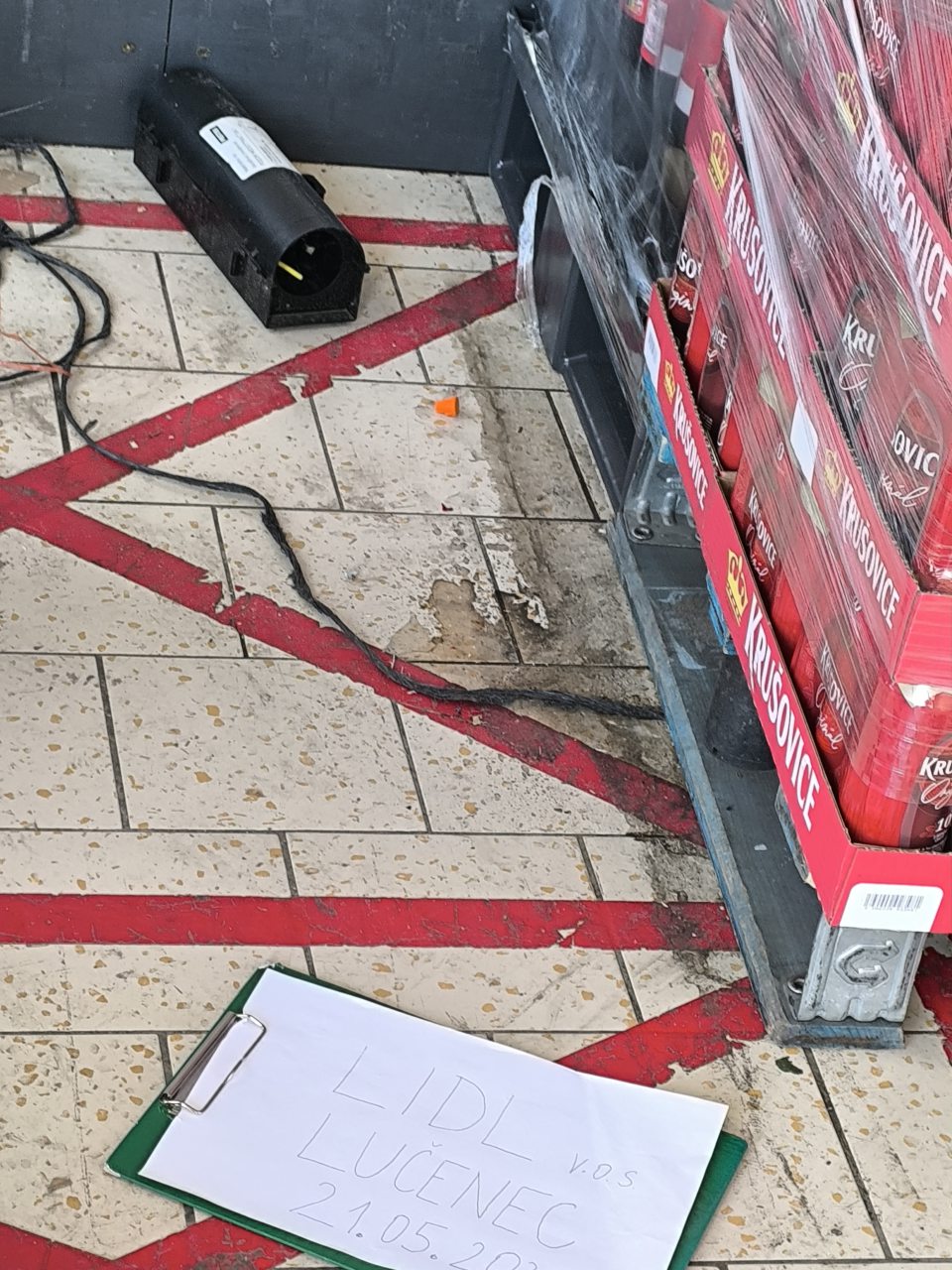 v centrálnom sklade pri paletách s potravinami podlaha znečistená