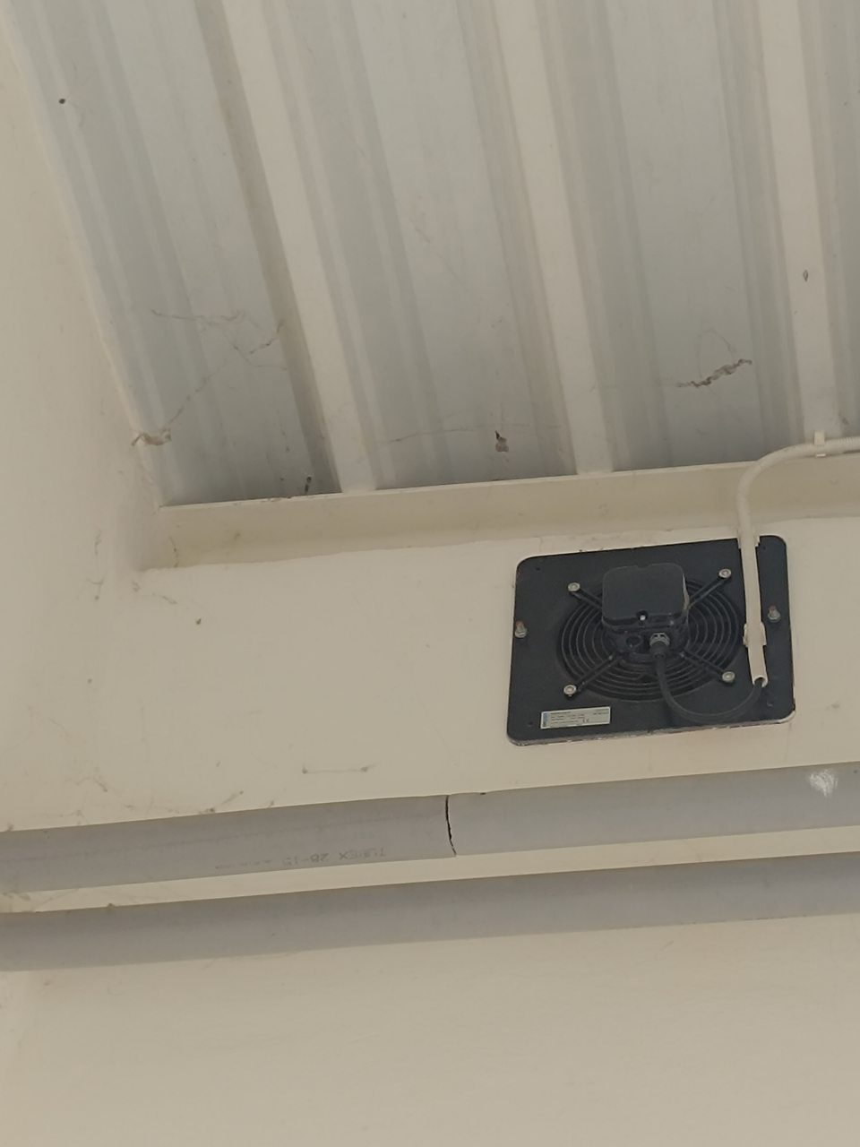 Znečistený strop v priestore určenom pre potravinovú banku
