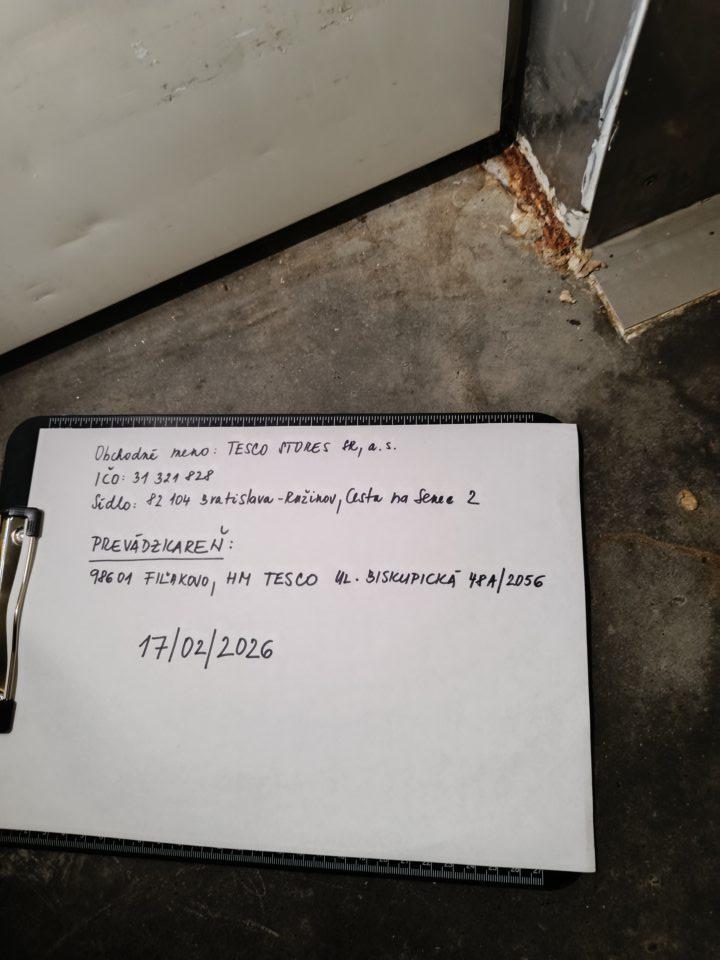 Zhrdzavená dolná časť dverí v sklade v chladiacom boxe