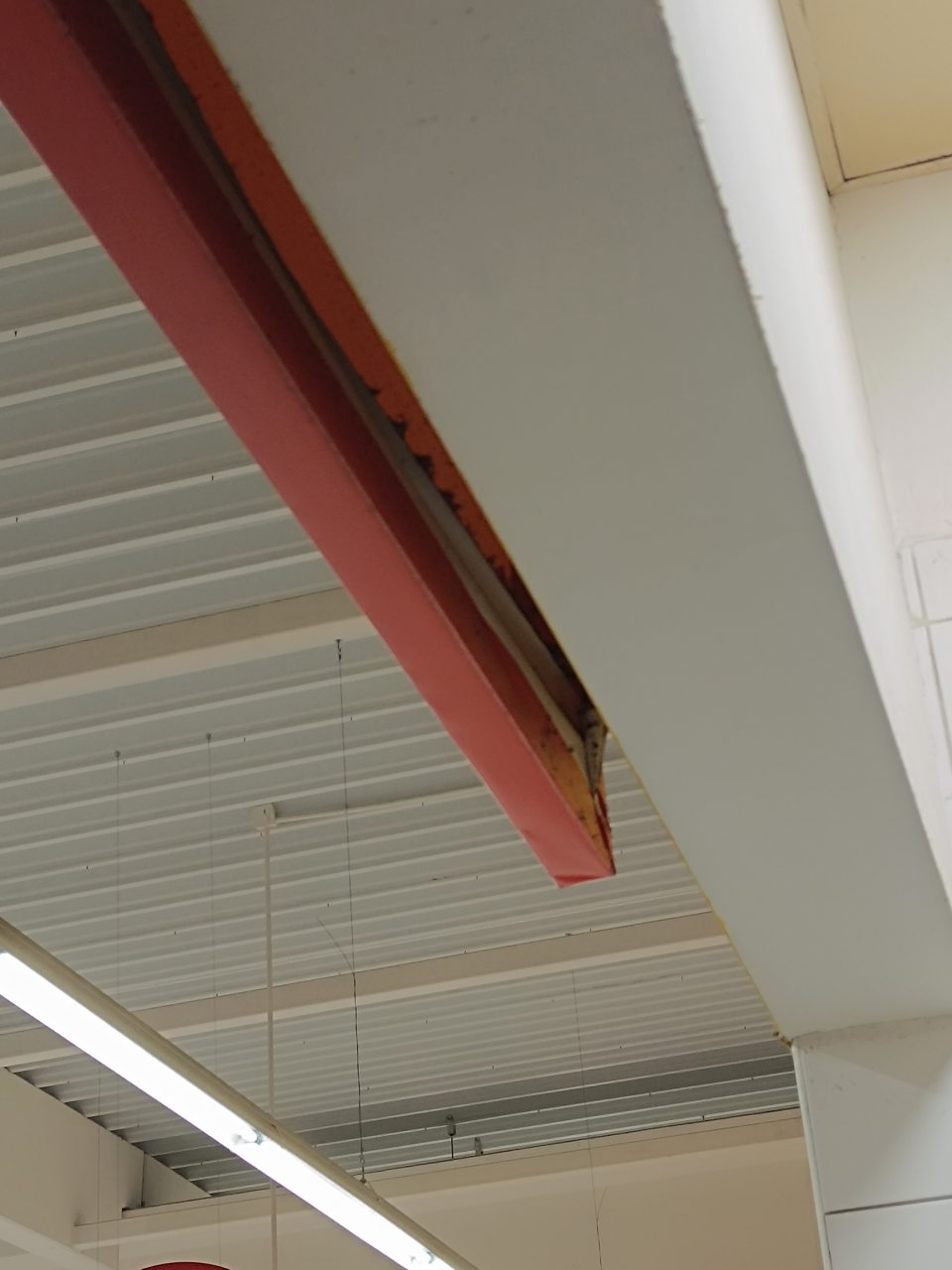 Znečistená vnútorná časť tabule s nápisom Pekáreň