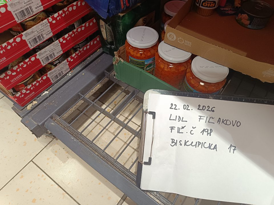 Znečistené mriežky v regáloch na predajnej ploche