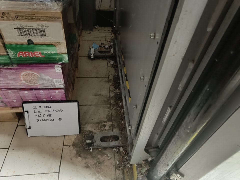 Znečistená podlaha pri lise na kartóny