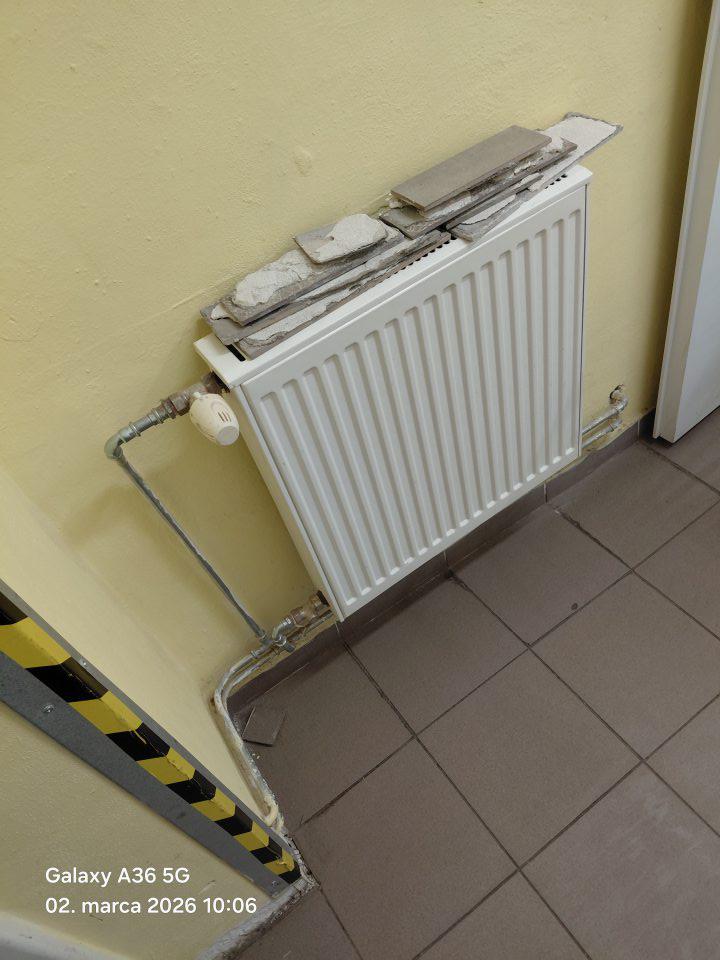 Opadané obkladačky v sklade potravín