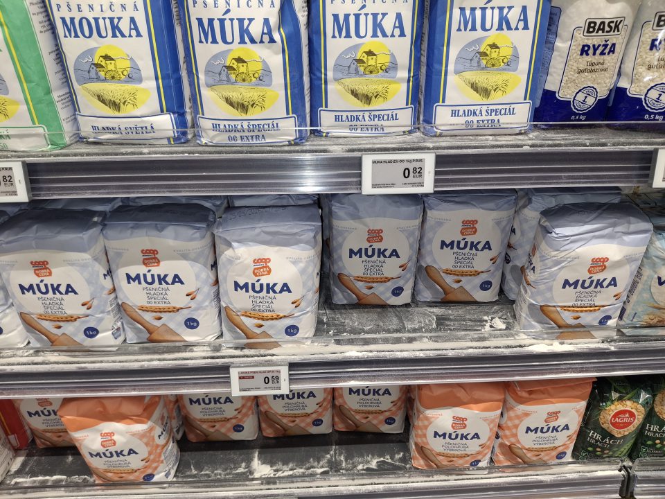 Znečistenie regálov rozsypanou múkou.