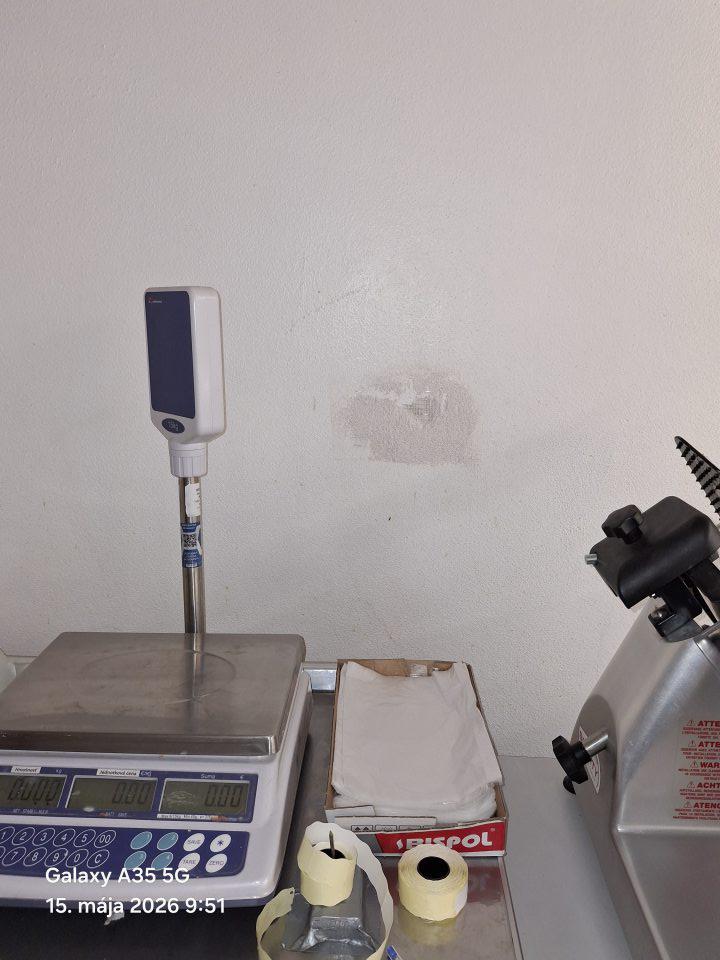 V miestnosti na manipuláciu s mäsom a MV bola opadaná omietka nad váhou, resp. v blízkosti nárezového stroja.