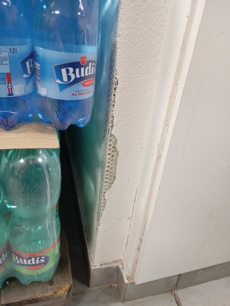 Nedostatky v prevádzkovej hygiene- opadaná omietka- viditeľná sieťka pod omietkou.
