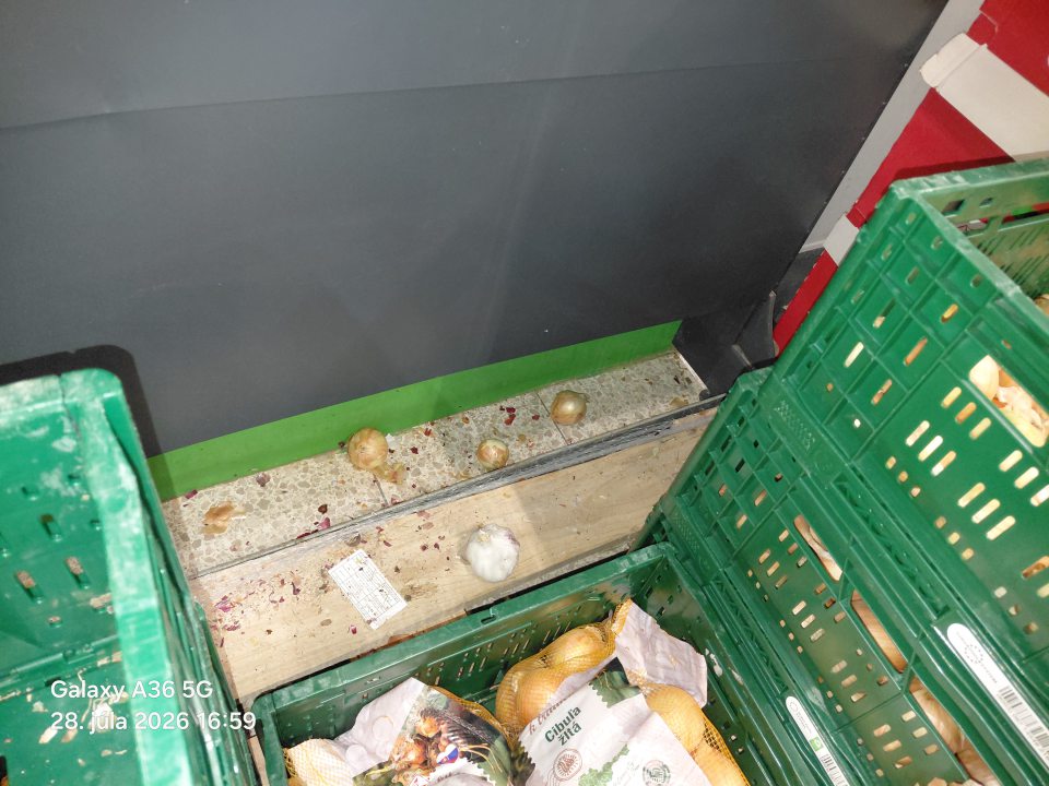 Neporiadok - zvyšky obalového materiálu, potravín ako aj prachu a iných nečistôt za paletami na cibuľu a zemiaky.