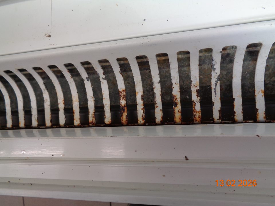 V chladiacej vitríne  na uchovávanie čerstvého chladeného mäsa na predajnej ploche prevádzky poškodené mriežky s výskytom hrdze.