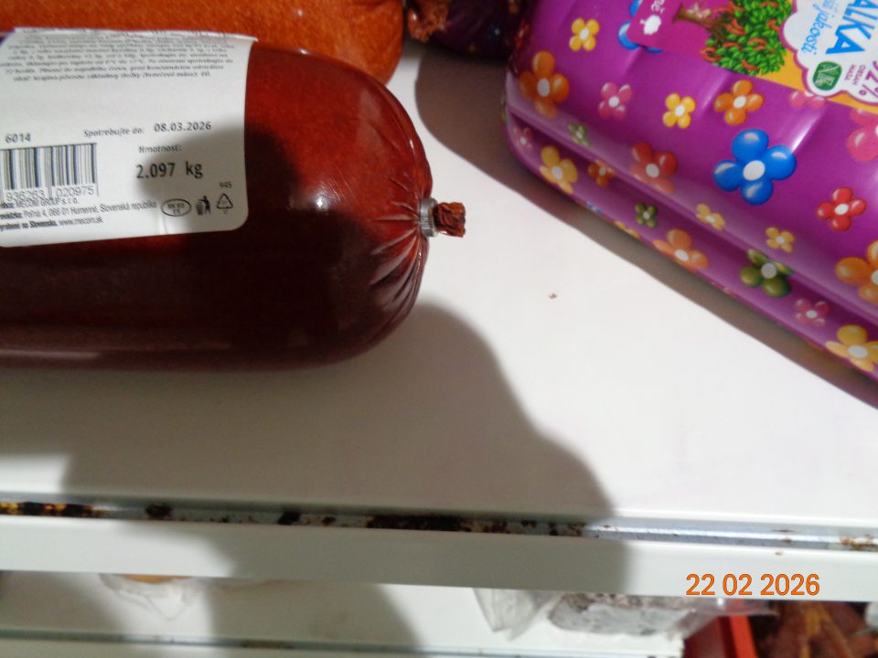 V chladiacom boxe mäsových výrobkov v zázemí štrbiny na predných častiach kovových políc  hrdzavé a znečistené nánosmi vtlačenej mastnej špiny.