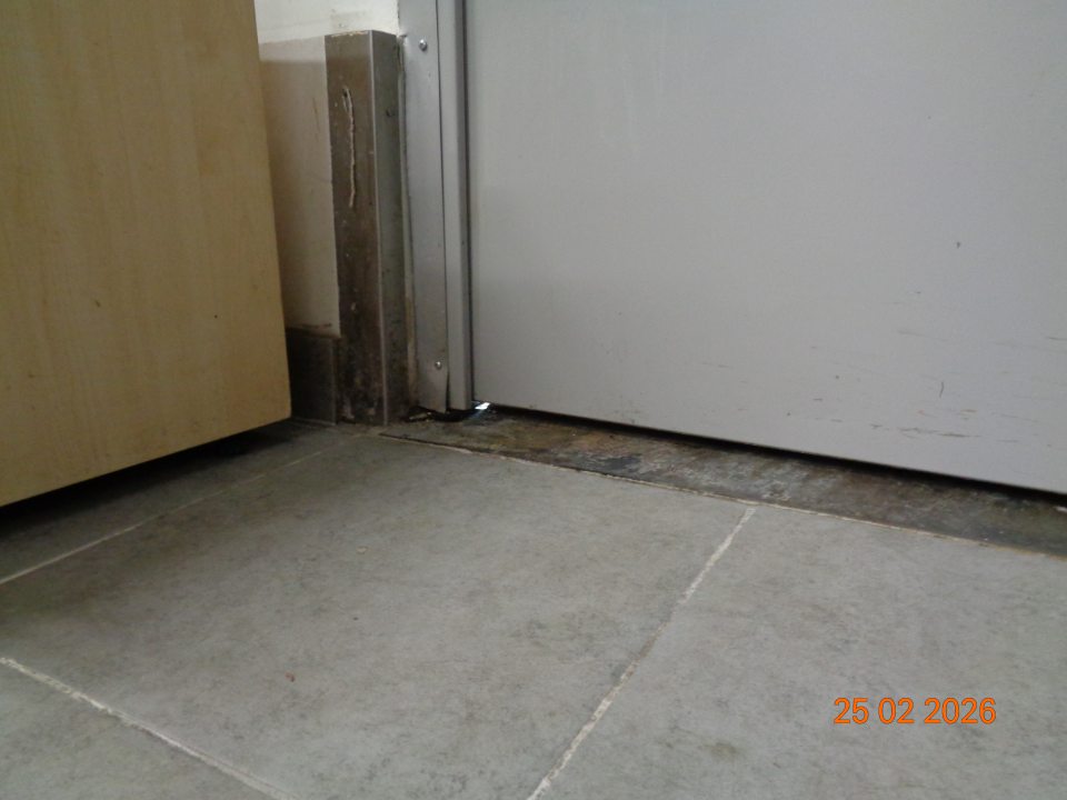 Nedostatočne priliehajúce príjmové dvere v skladovacej časti prevádzky  – štrbina v spodnej časti medzi stenou a ľavým krídlom dverí.