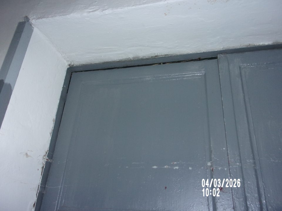 Nedostatočne priliehajúce  dvere v hornej časti na expedícii prevádzky.