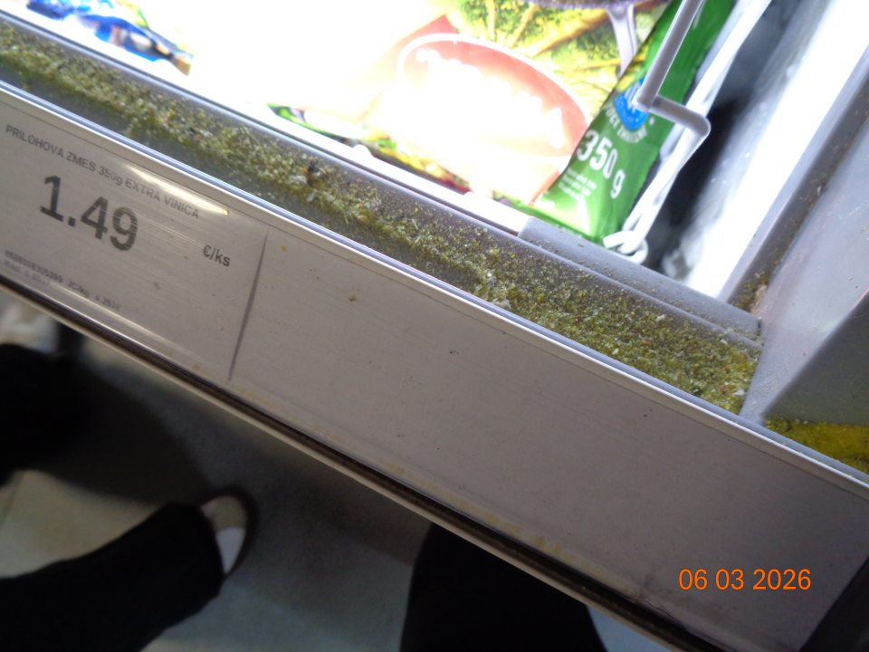 Silné znečistenie rámu posuvných dverí mraziaceho boxu na uchovávanie hlbokozmrazenej zeleniny vrstvou prachu a organickými nečistotami.