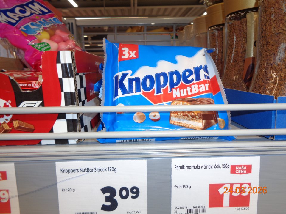 Oblátky „Knoppers NutBar 3x“ po uplynutí dátumu minimálnej trvanlivosti ponúkané na predaj s ostatnými potravinami (02.03.2026), zistené 24.03.2026.