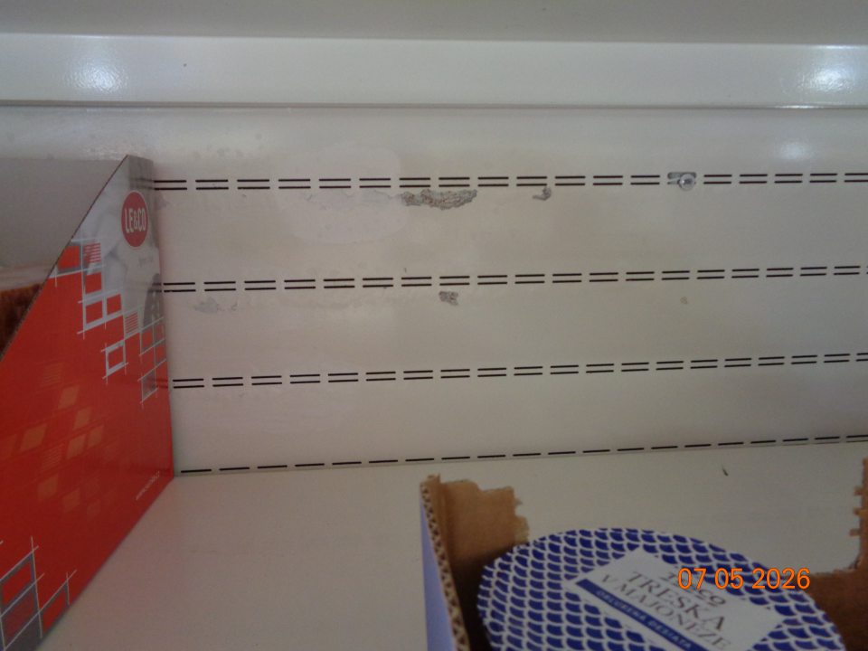 Poškodený hygienický náter zadnej steny chladiacej vitríny určenej na uchovávanie lahôdok.