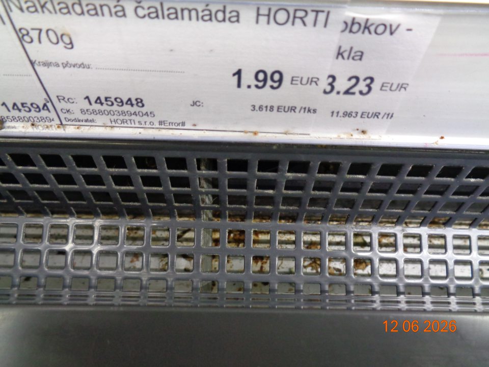 Na predajnej ploche v chladiacej vitríne určenej na uchovávanie chladeného ovocia a zeleniny v priestore pod mriežkami silné znečistenie zaschnutým vytečeným obsahom.