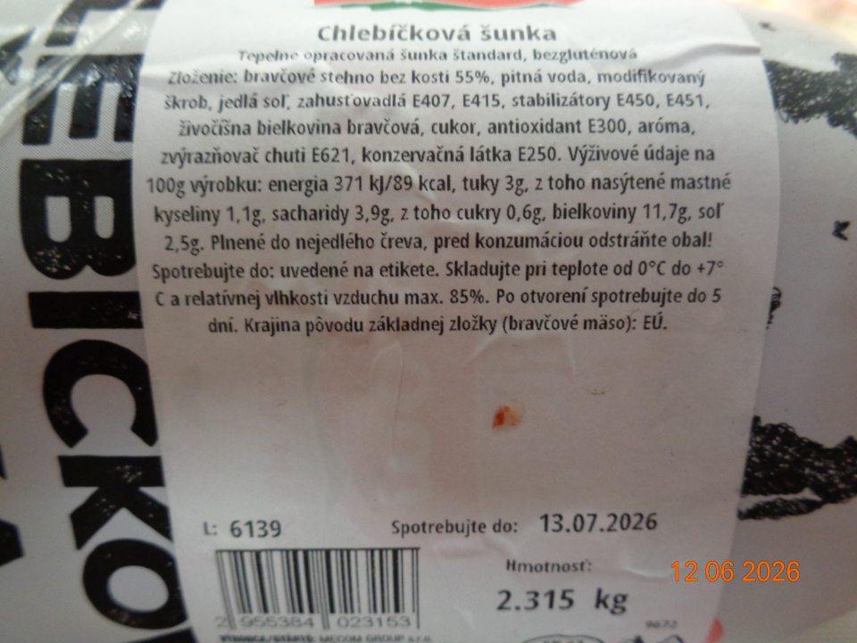 Nezavedený systém na skracovanie dátumu spotreby po narušení originálneho balenia mäsového výrobku: Chlebíčková šunka, tepelne opracovaná šunka štandard, bezgluténová, Výrobca MECOM GROUP s.r.o., Poľná 4, 066 01 Humenné, spotrebujte do 13.7.2026, výrobca udáva: po otvorení spotrebujte do 5 dní.
