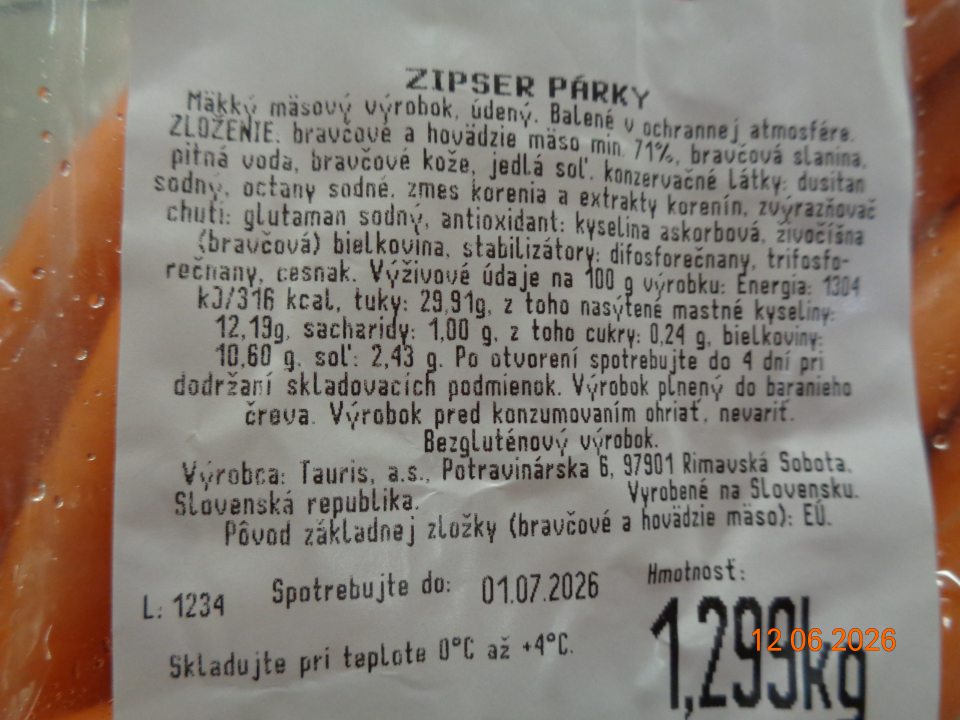 Nezavedený systém na skracovanie dátumu spotreby po narušení originálneho balenia mäsového výrobku: ZIPSER PÁRKY, mäkký mäsový výrobok, údený, balené v ochrannej atmosfére, výrobca Tauris a.s., Potravinárska 6, 979 01 Rimavská Sobota, spotrebujte do 1.7.2026, výrobca udáva: po otvorení spotrebujte do 4 dní pri dodržaní skladovacích podmienok.