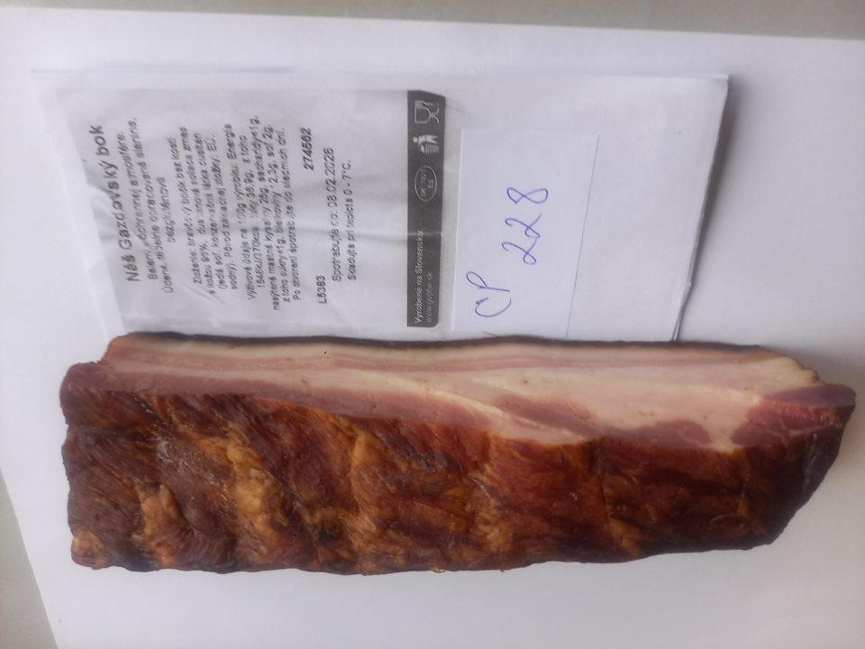 Nevyhovujúce laboratórne analýzy – prekročenie najvyššieho prípustného množstva jedlej soli v potravinách (40977mg/kg oproti limitu max. 30000 mg/kg) a senzorické zmeny v hodnotenom znaku chuť: slaná s cudzou príchuťou po saponátoch  u výrobku: „Náš gazdovský bok, balený v ochrannej atmosfére, údená, tepelne opracovaná slanina“, výrobca: GVP, spol. s.r.o. Humenné, prevádzka: Naša MÄSOVÝROBA, Tolstého 1, Humenné. 