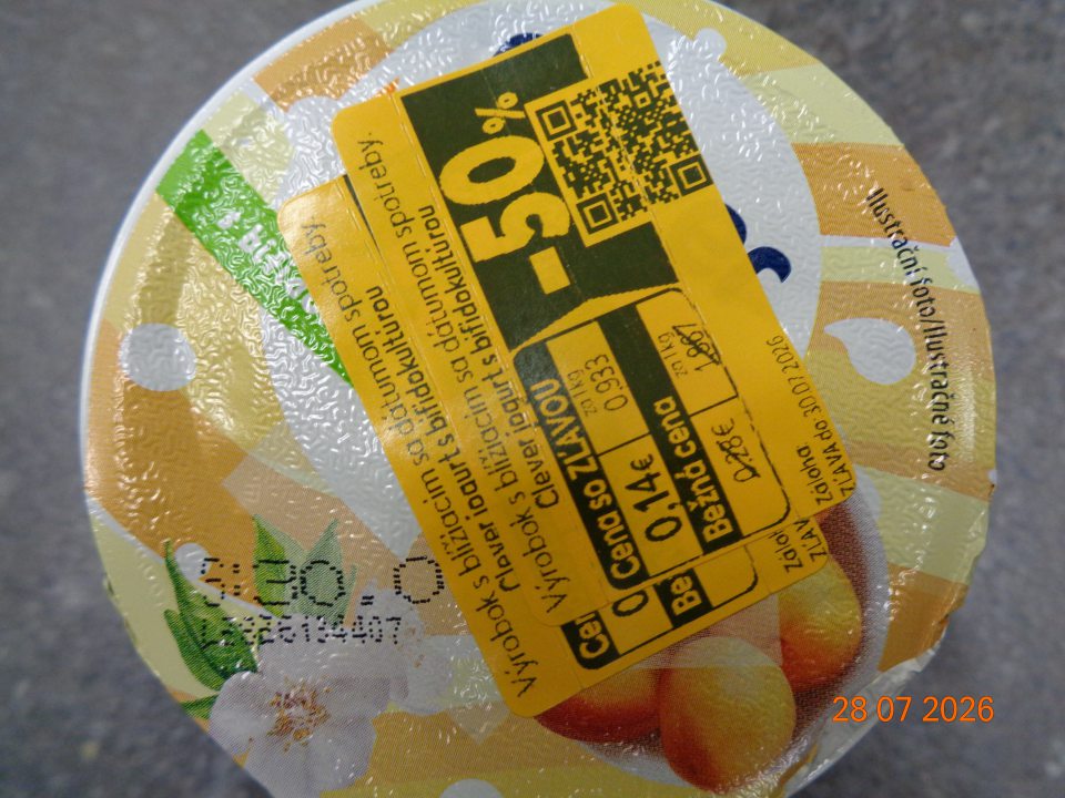 Jogurt krémový marhuľový s bifido kultúrou, tuk najmenej 2,7 %, hmotnosť: 150 g - na etikete  prekryté povinné údaje o dátume spotreby žltou etiketou o zlacnení výrobkov.