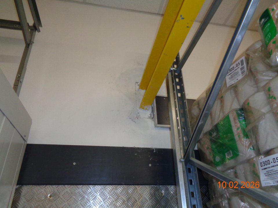 V skladovacej časti prevádzkarne olupujúca sa stena v okolí nosnej koľajnice vedľa chladiarenského skladu MOPRO.