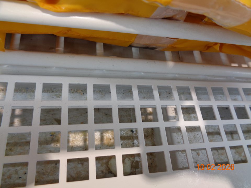 Mraziarenské vitríny na predajnej ploche na uchovávanie hlbokozmrazenej zeleniny v priestoroch pod mriežkami znečistené zbytkami z mrazených polotovarov (strúhanka).