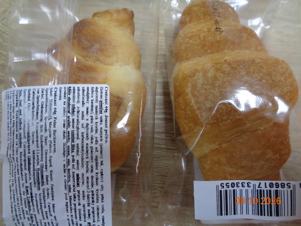 Na etikete výrobku Croissant 44g, jemné pečivo nie je uvedená povinná informácia – meno alebo obchodné meno a adresa prevádzkovateľa potravinárskeho podniku, pod ktorého menom alebo obchodným menom sa potravina umiestňuje na trh.