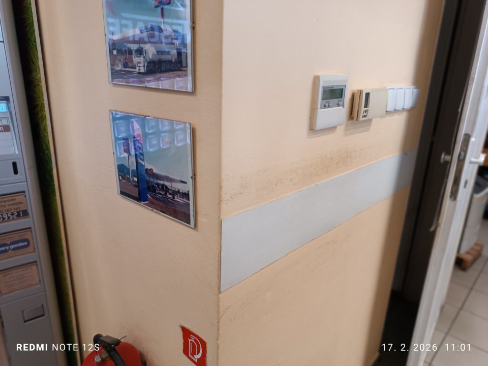 Steny v prevádzke sú miestne znečistené prachom, v okolí lišty na stene do zázemia ošúchané a v okolí zariadenia na prípravu kávy znečistené od vyliatych pripravovaných nápojov.