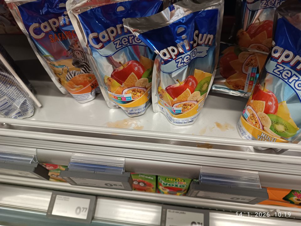 nevyhovujúci hygienický stav regálov na predajnej ploche- znečistené po rozliatí obsahu nápojov