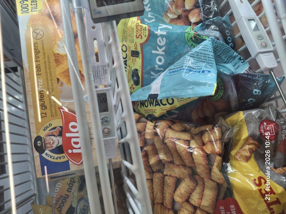 Nevyhovujúca teplota uchovávania hlbokozmrazených potravín na predajnej ploche.
