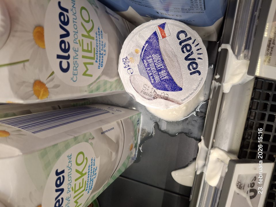 Nevyhovujúci hygienický stav chladiaceho zariadenia nachádzajúceho sa na predajnej ploche, v ktorom boli umiestnené mliečne výrobky- znečistené obsahom jogurtov.