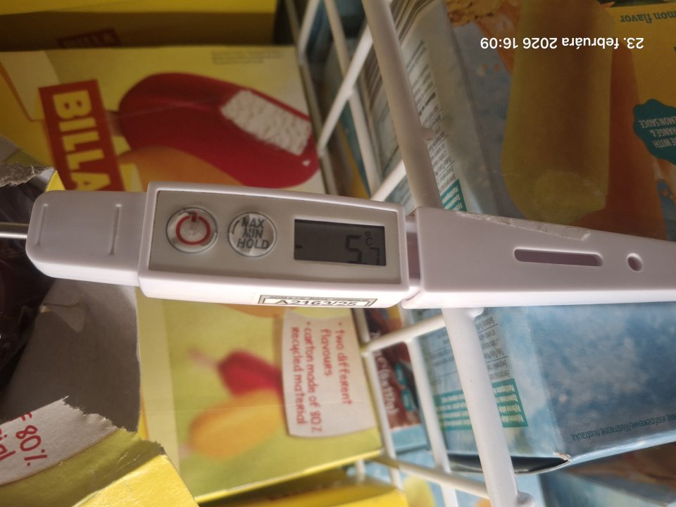 Nevyhovujúca teplota v mraziacej vani na predajnej ploche určenej na uskladnenie a predaj hlbokozmrazených mliečnych krémov-teplota nameraná vpichom vo výrobku Billa mini fruits bola -5,7°C.